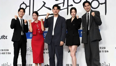Can a 16-Year Age Gap Work? Lee Jin‑wook & Jung Chae‑yeon Spark Chemistry in Esquire