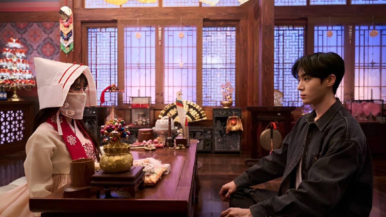 Cho Yi Hyun and Choo Young Woo’s Fateful Encounter Sparks Romantic Destiny in tvN’s Fantasy Drama “Head Over Heels”